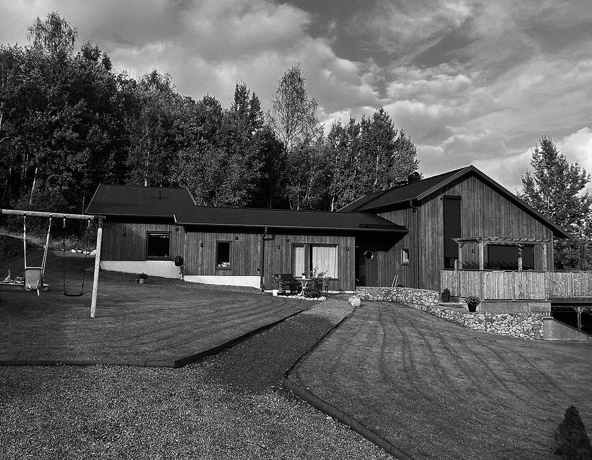 Timmervik, Kungälv modernt trähus med lekplats och frodig trädgård.